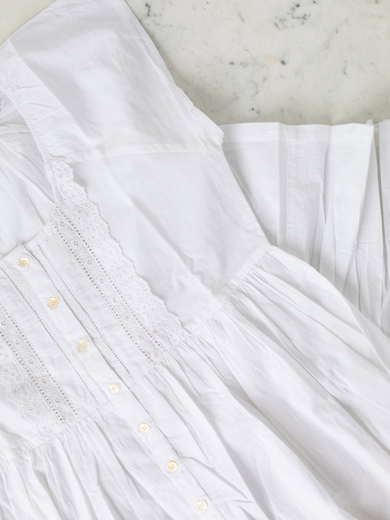 View of the corner of the nightgown.
