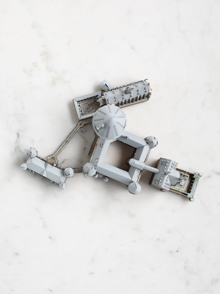 The Hogwarts in Snow metal model.