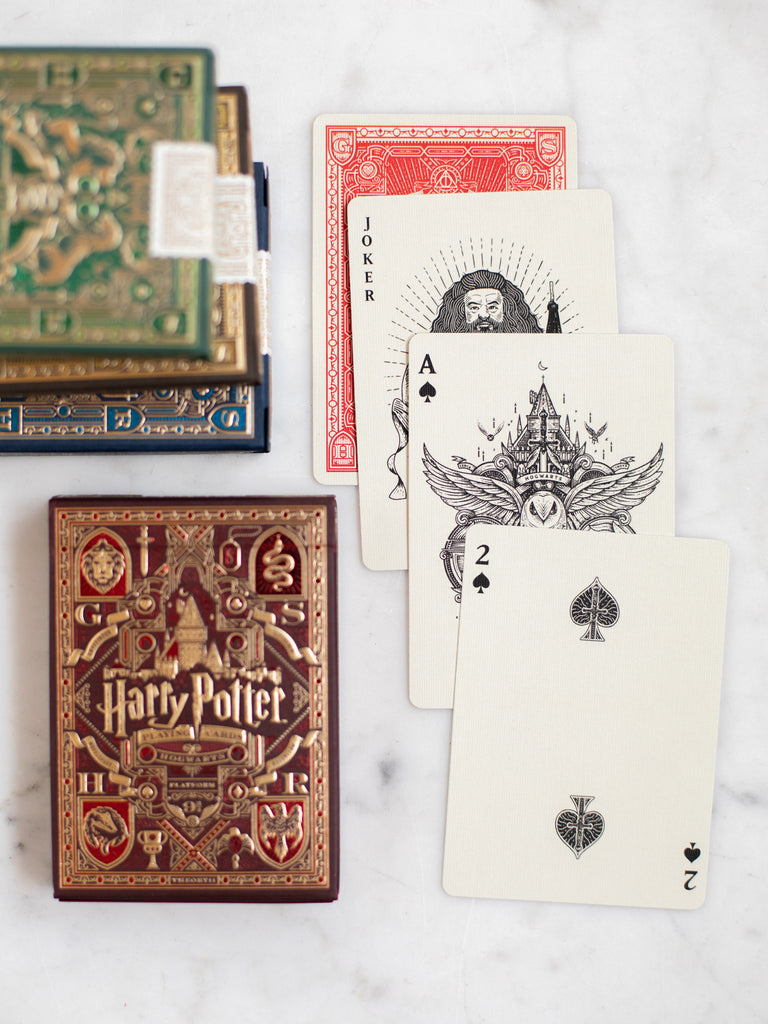 The multiple different face varieties of the playing cards, laid out next to the package covers.